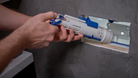 Muškarac ugrađuje Geberit ventil za ispiranje u ugradbeni vodokotlić (© Ben Huggler) Muškarac ugrađuje Geberit ventil za ispiranje u ugradbeni vodokotlić (© Ben Huggler)