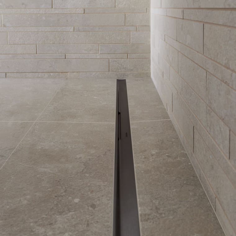 Voda otječe kroz elegantan profil od nehrđajućeg čelika. Voda otječe kroz elegantan profil od nehrđajućeg čelika.