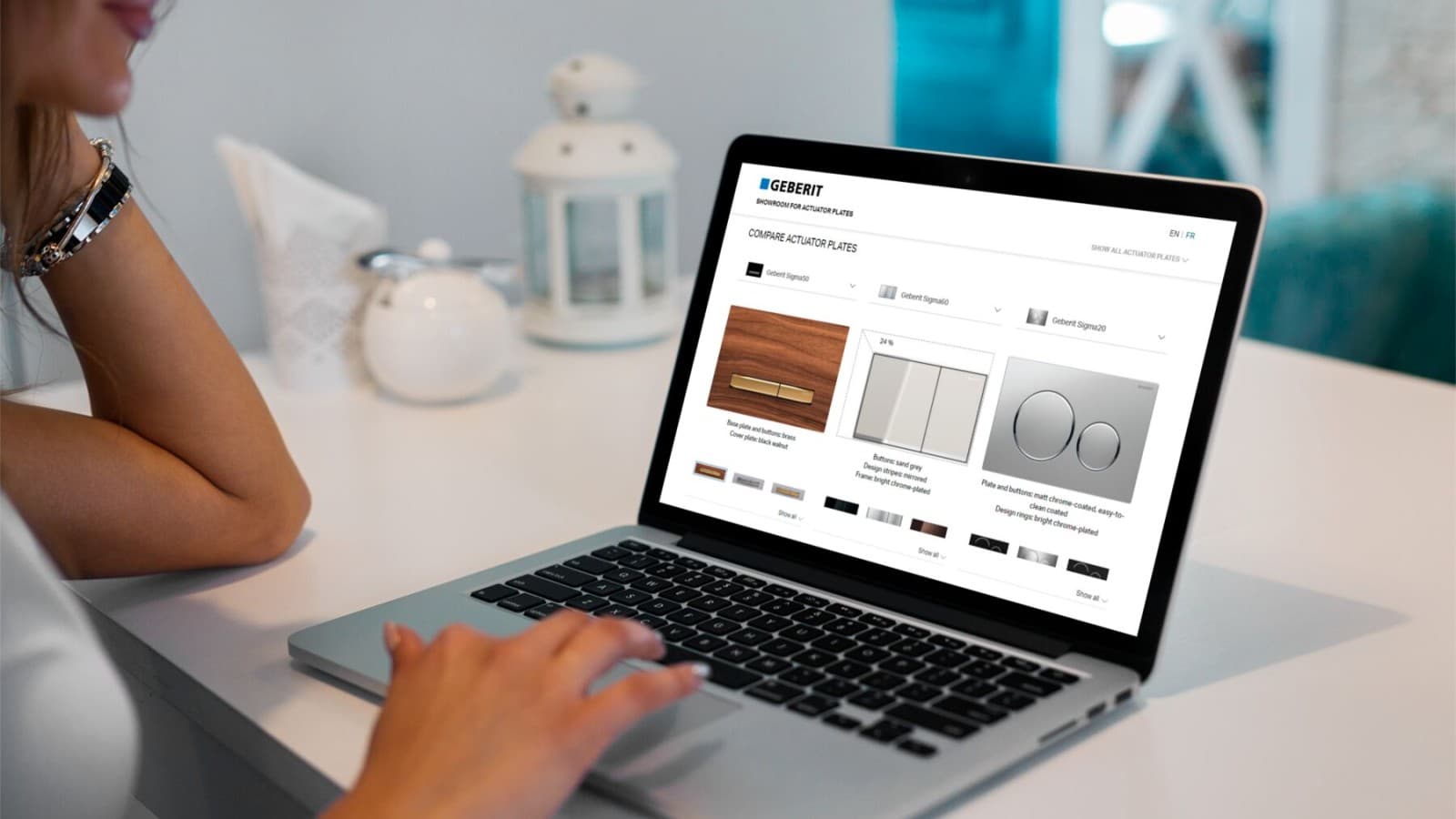 Žena uspoređuje tipke za aktiviranje tvrtke Geberit Žena uspoređuje tipke za aktiviranje tvrtke Geberit