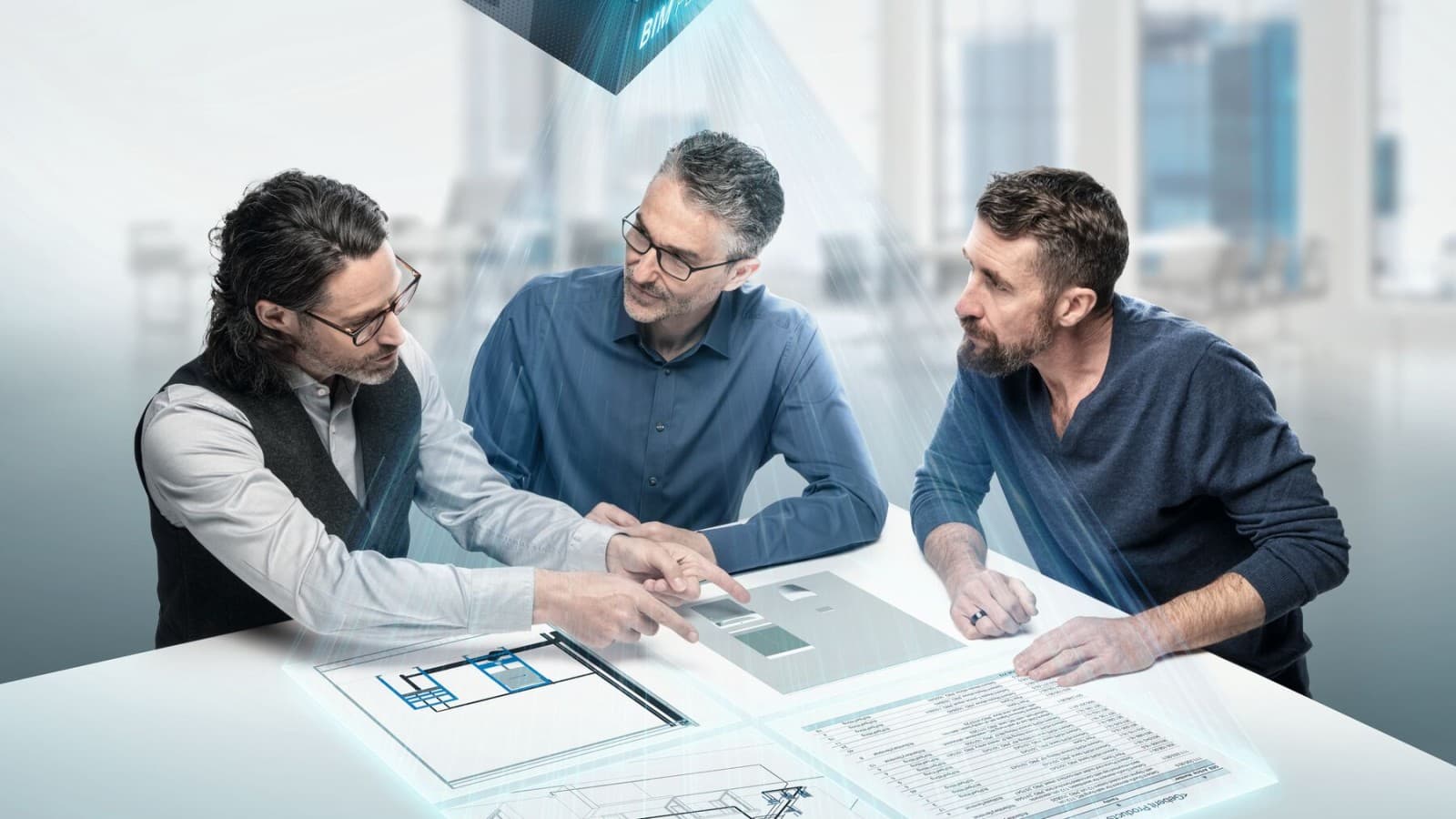 Projektanti udubljeni u razgovor oko stola sa simbolom BIM Projektanti udubljeni u razgovor oko stola sa simbolom BIM