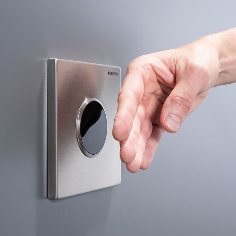 Beskontaktni uređaji za aktiviranje ispiranja pisoara s infracrvenom detekcijom korisnika omogućuju programiranje prilagođeno potrebama i pouzdano aktiviranje ispiranja Beskontaktni uređaji za aktiviranje ispiranja pisoara s infracrvenom detekcijom korisnika omogućuju programiranje prilagođeno potrebama i pouzdano aktiviranje ispiranja